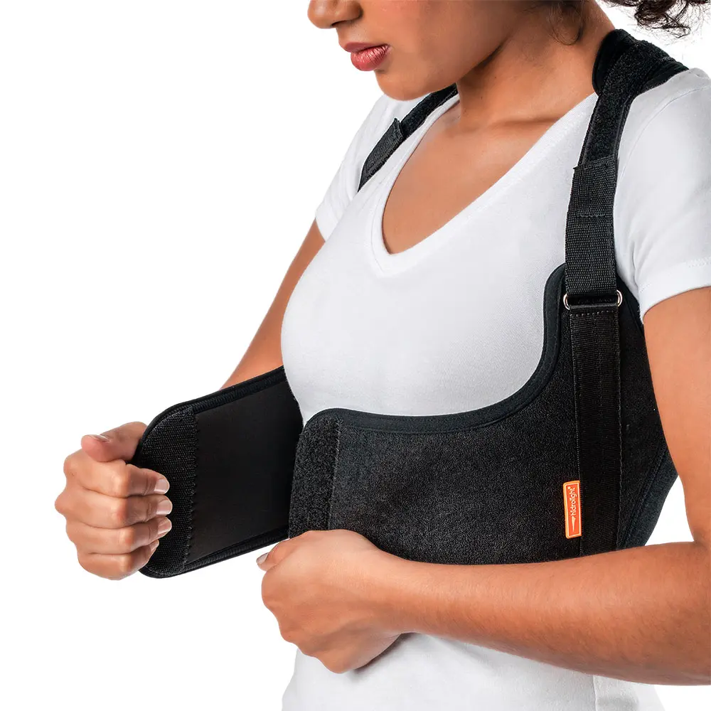Imagem mulher fechando o corretor postural 