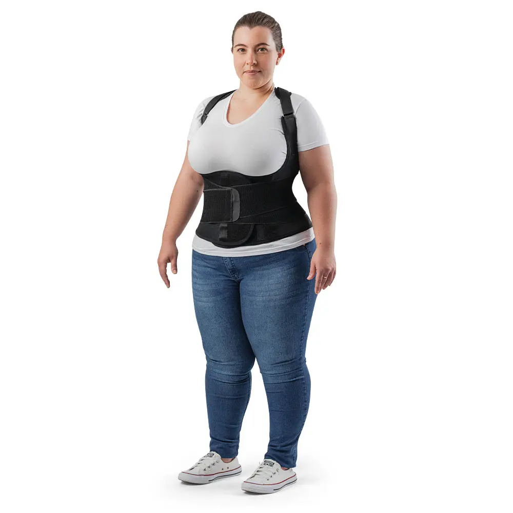 Imagem em alta qualidade de uma moça usando o corretor Postural Modelo Largo