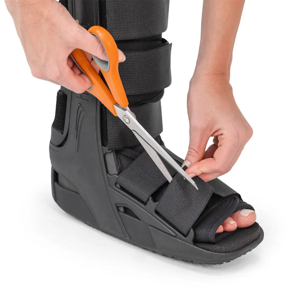 Imagem da Bota imobilizadora cortando o velcro para se adaptar ao pé 