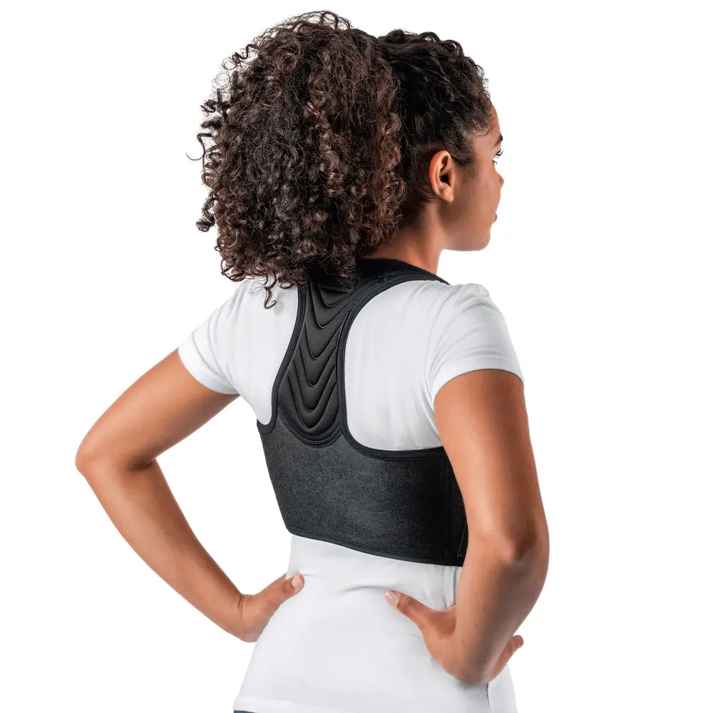 Mulher usando o corretor Postural Boost parte de trás
