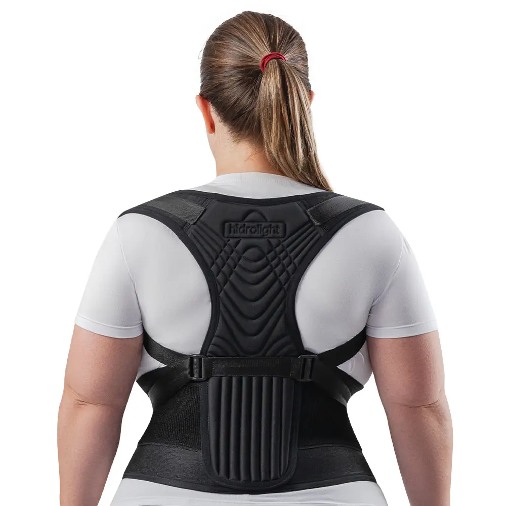 Imagem mulher usando o corretor postural parte traseira