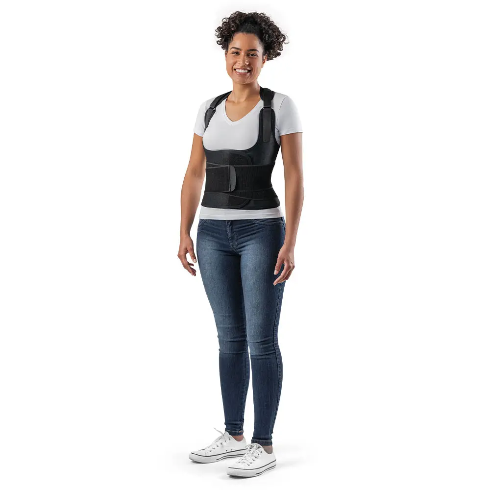 Imagem principal de uma moça usando o corretor postural modelo estreito