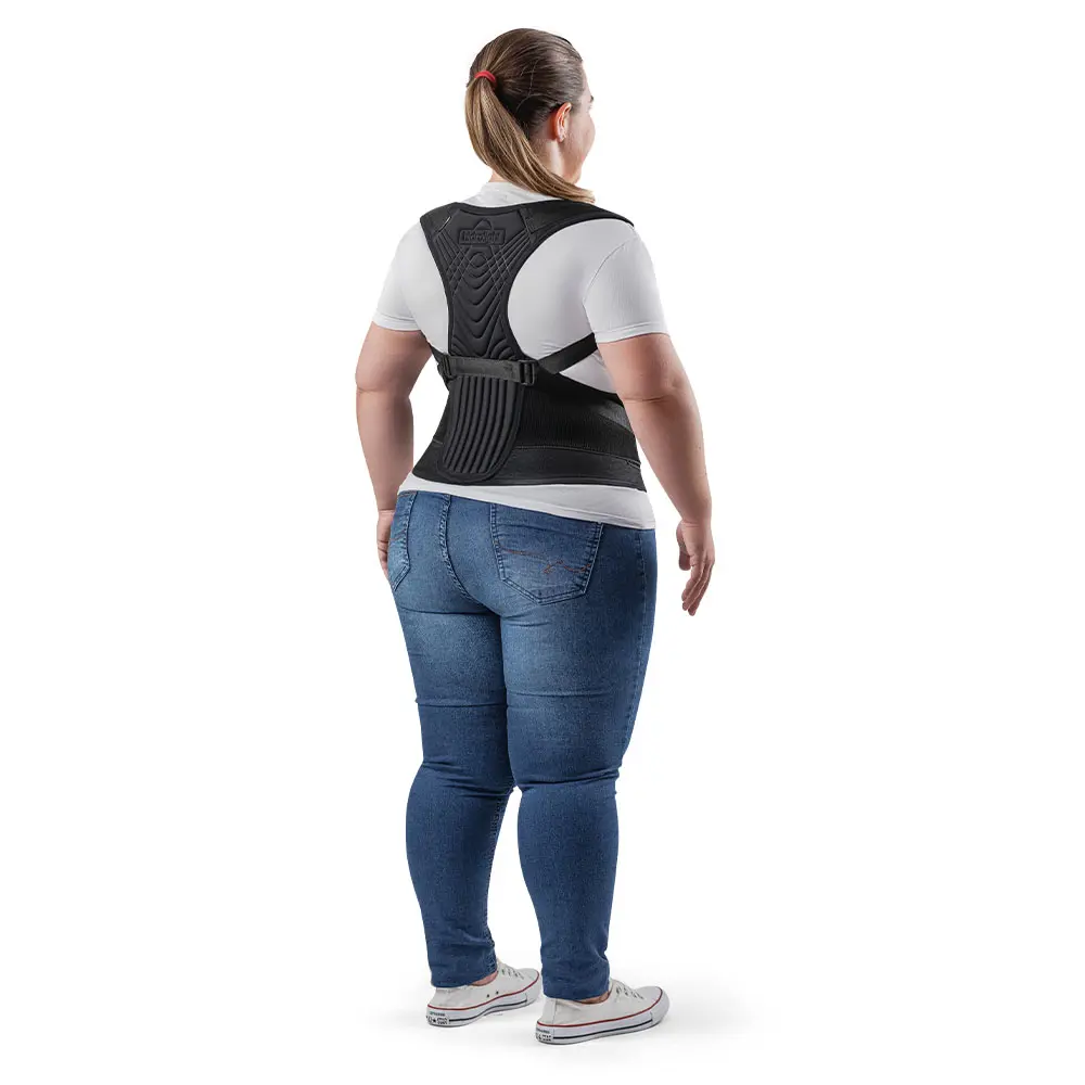 imagem de uma mulher usando o corretor postural de costas