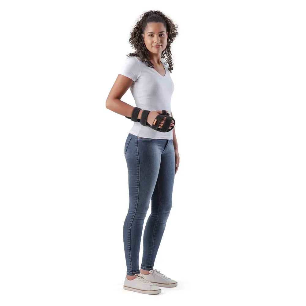 Imagem meramente ilustrativa da modelo vista de corpo inteiro com órtese para o punho e a mão Hidrolight