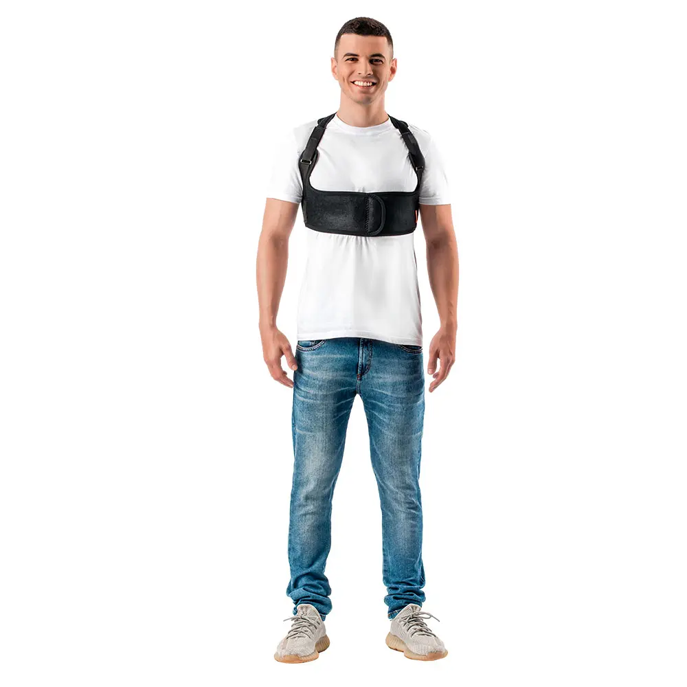 Homem frontal usando o corretor postural Boost
