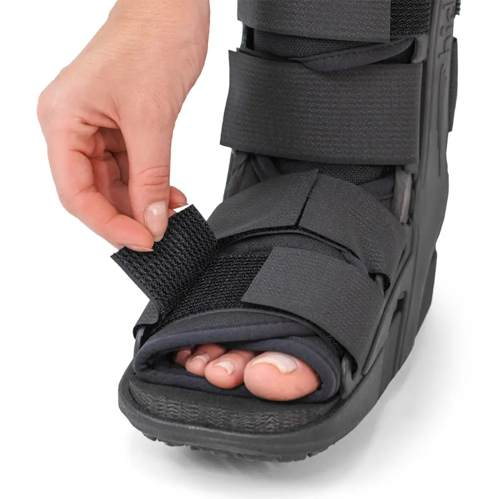Imagem segurando o velcro da Bota imobilzadora 