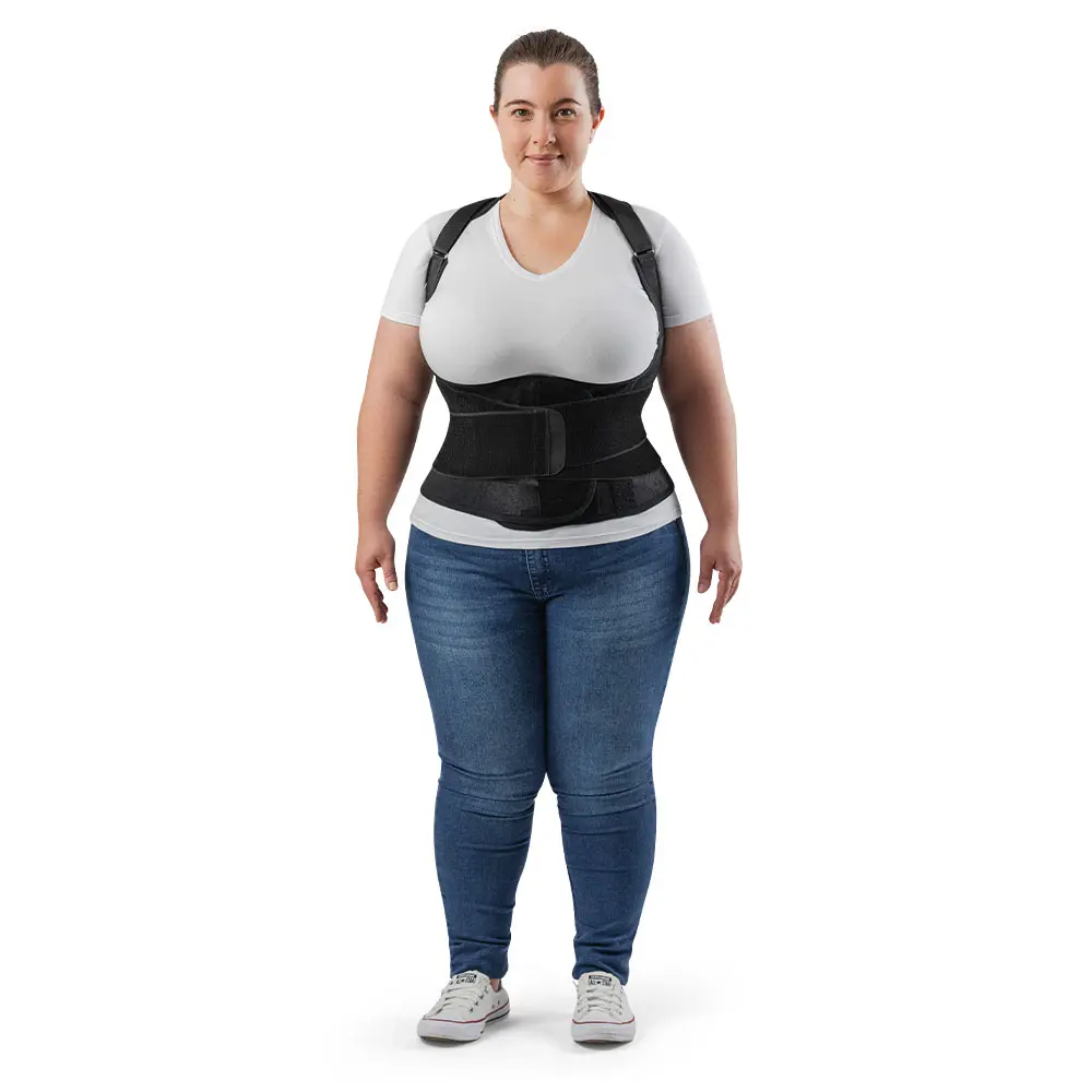 Imagem frontal mulher usando o corretor postural