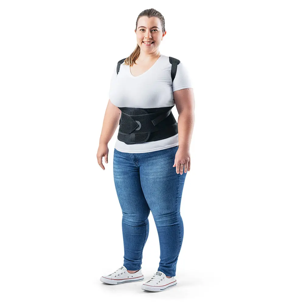 Mulher sorrindo usando o corretor postural