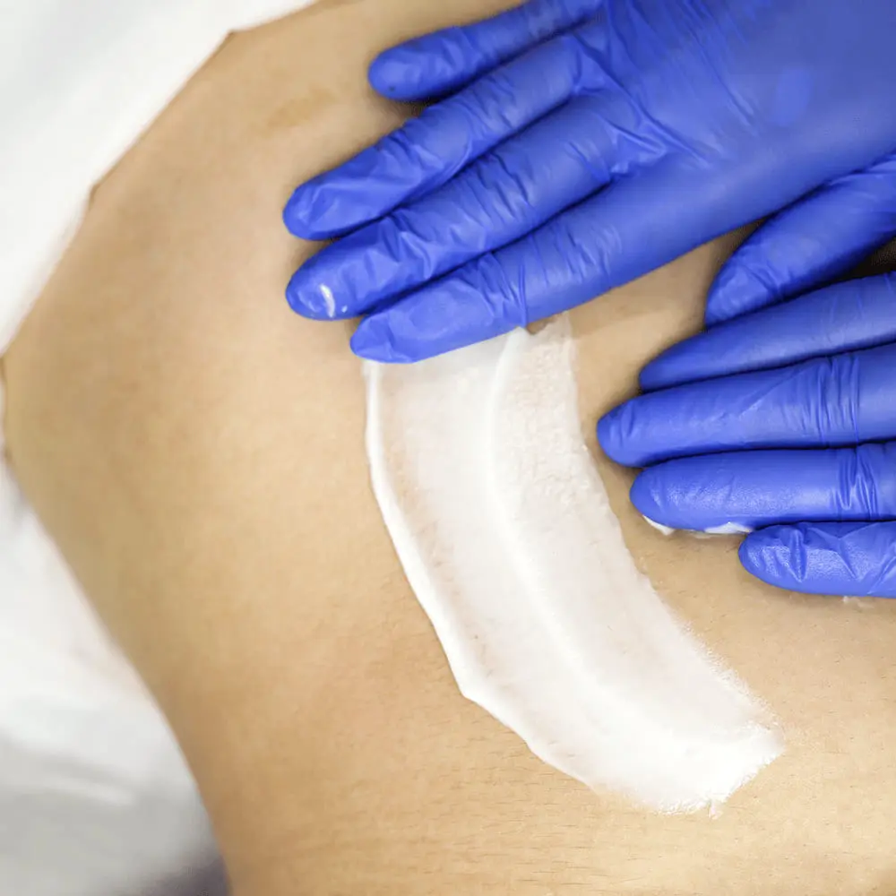 Imagem real pessoa aplicando o creme de massagem Smart Gr