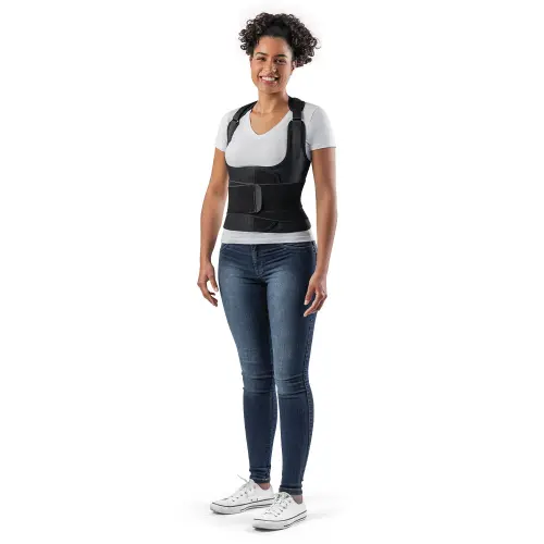Imagem principal de uma moça usando o corretor postural modelo estreito
