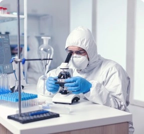 Cientista observando o microscópio